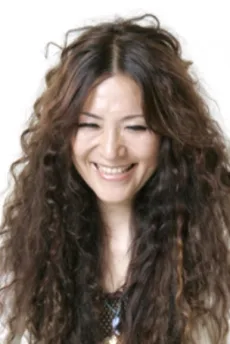 山根麻以